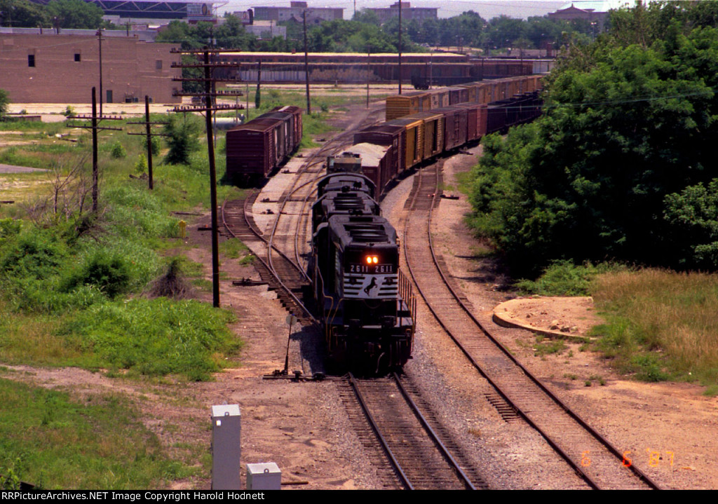 NS 2611 leads a cut of cars toward Boylan